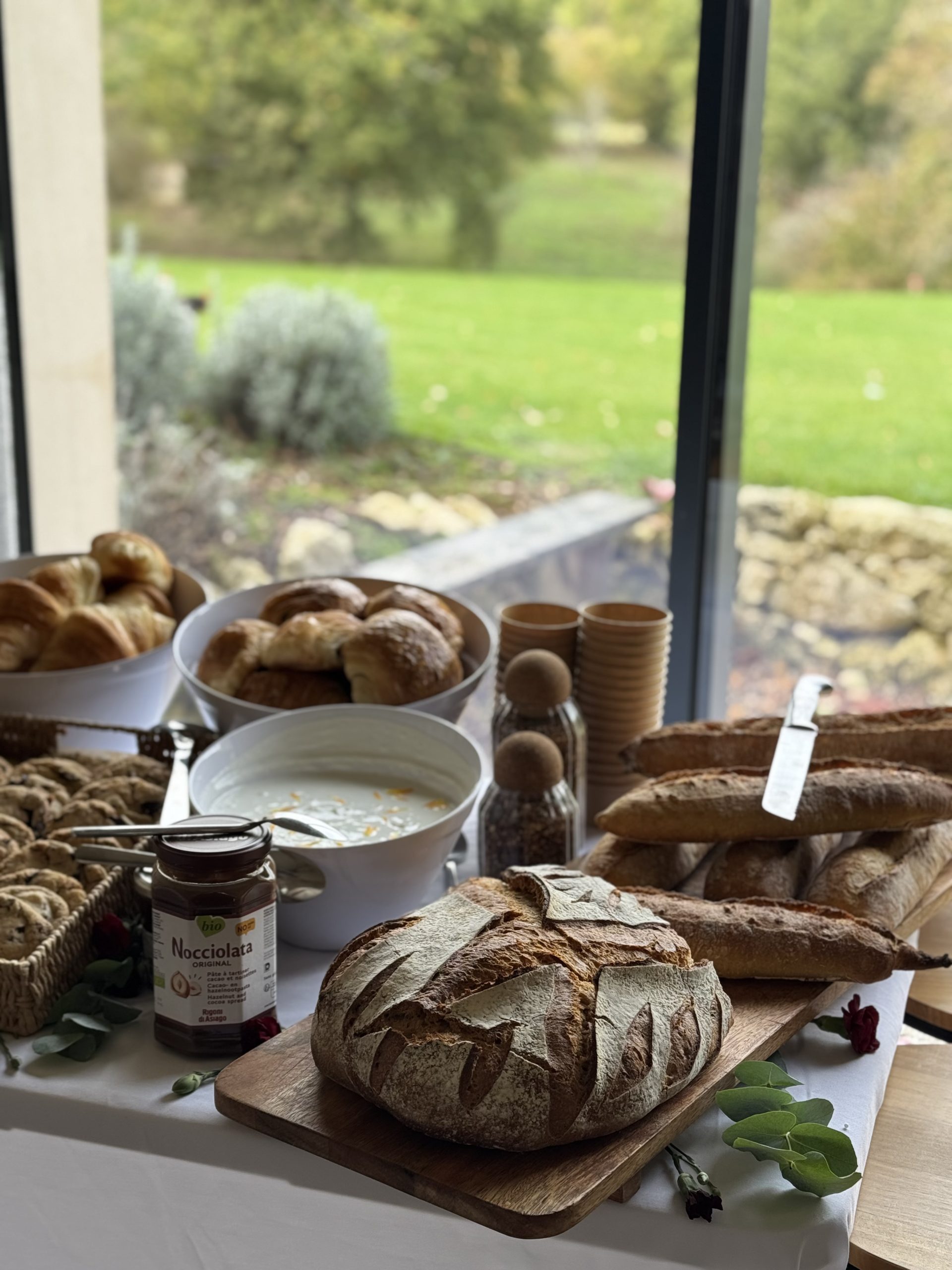 Box petit déjeuner gourmand — viennoiseries, pains et fruits frais