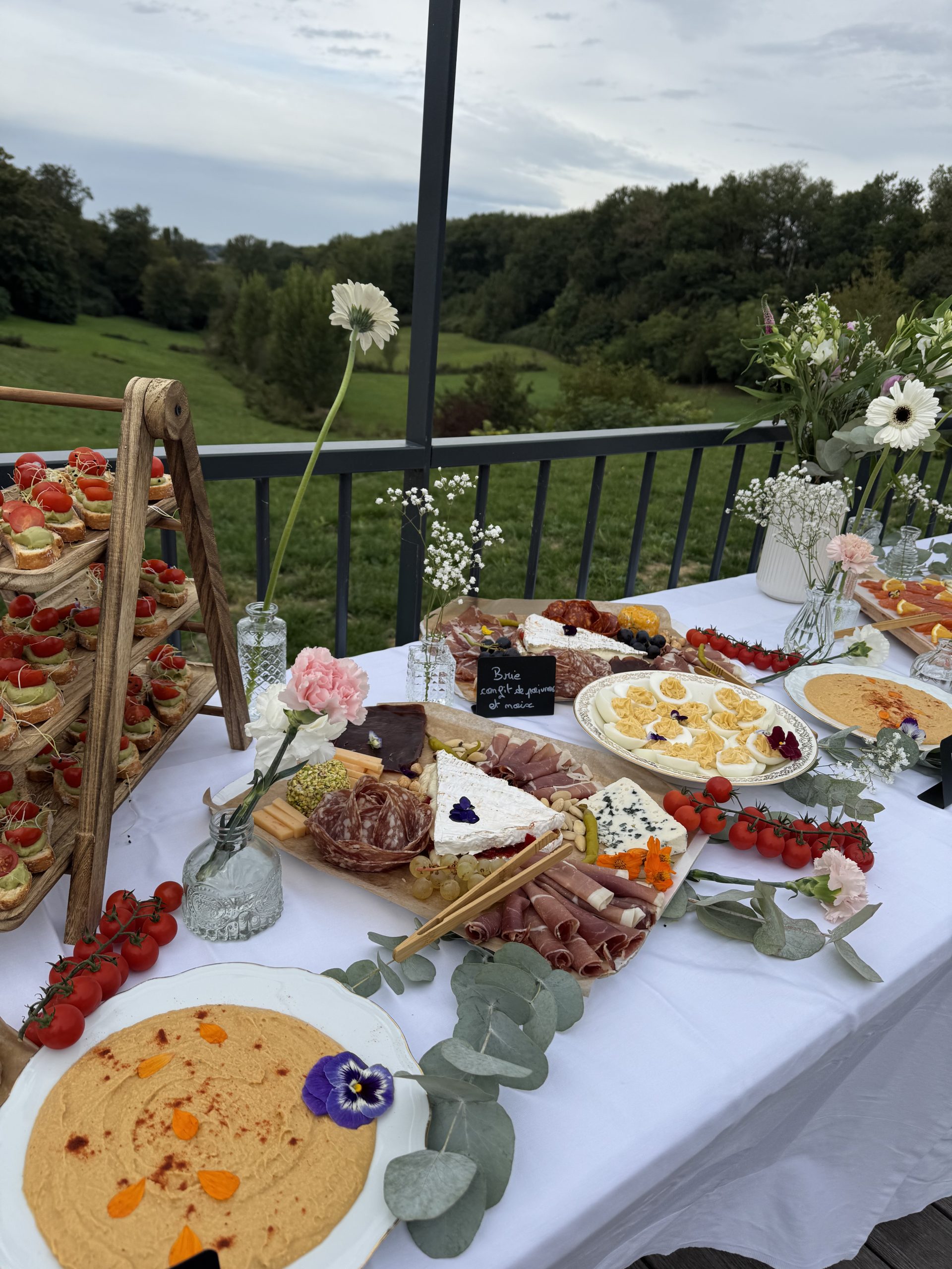 Buffet fleuri sur mesure installé en pleine campagne du Gers