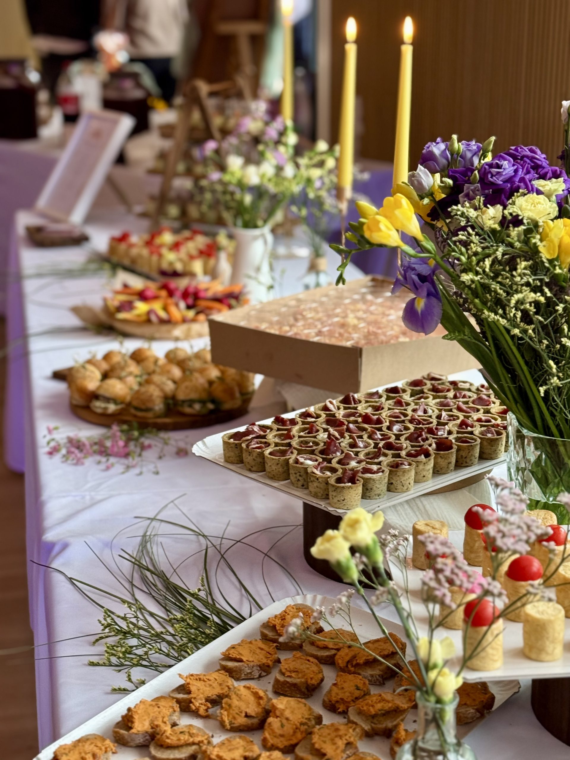 Buffet fleuri avec bougies — prestation traiteur