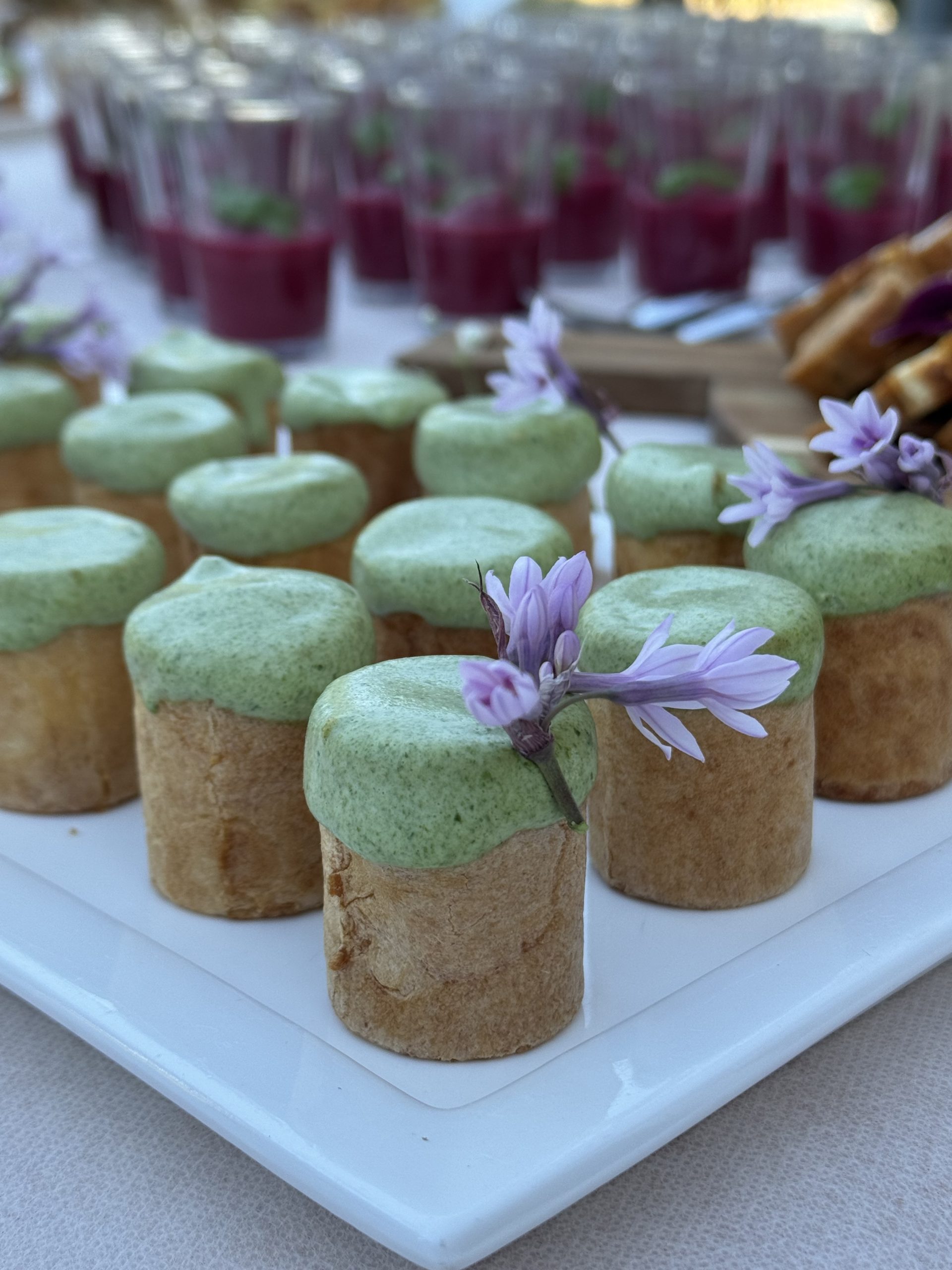 Choux verts décorés de fleurs comestibles — création traiteur Pierre & Alice