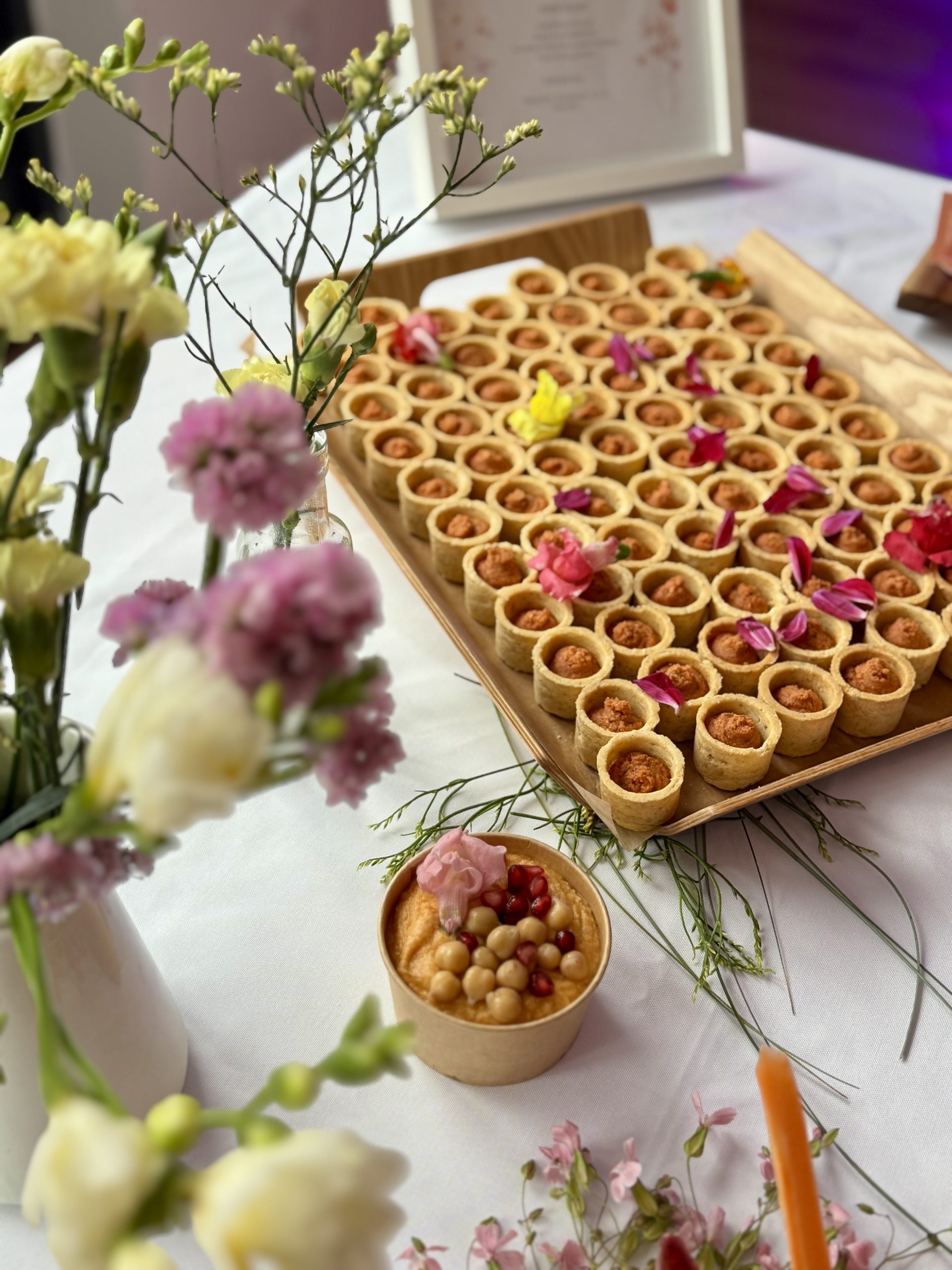 Tartelettes garnies de pétales de fleurs comestibles